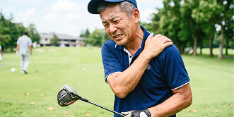 スポーツ動作で肩を痛めた男性